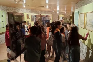 Alumnes de 1r ESO-NEI de Jesuïtes Lleida Col·legi Claver descobrint la figura de Francesc Xavier en durant la visita al castell santuari.