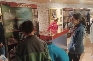 Alumnes de 1r ESO-NEI de Jesuïtes Lleida Col·legi Claver descobrint la figura de Francesc Xavier en durant la visita al castell santuari.