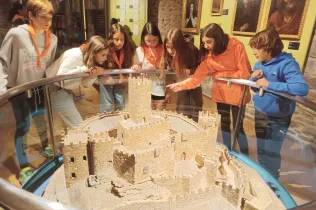 Alumnes de 1r ESO-NEI de Jesuïtes Lleida Col·legi Claver descobrint la figura de Francesc Xavier en durant la visita al castell santuari.