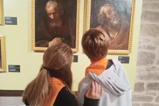 Alumnes de 1r ESO-NEI de Jesuïtes Lleida Col·legi Claver descobrint la figura de Francesc Xavier en durant la visita al castell santuari.