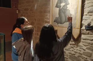 Alumnes de 1r ESO-NEI de Jesuïtes Lleida Col·legi Claver descobrint la figura de Francesc Xavier en durant la visita al castell santuari.