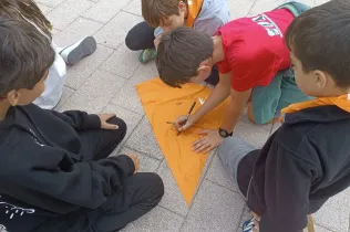 Alumnes de 1r ESO-NEI de Jesuïtes Lleida Col·legi Claver signant les panyoletes de les convivències a Xavier (Navarra)