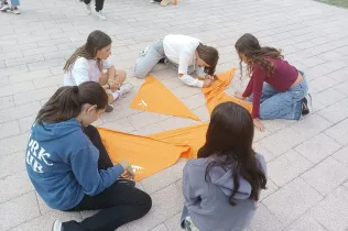 Alumnes de 1r ESO-NEI de Jesuïtes Lleida Col·legi Claver signant les panyoletes de les convivències a Xavier (Navarra)