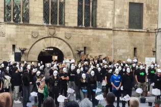 Alumnes de 4t ESO-TQE de Jesuïtes Lleida Col·legi Claver participant en el flashmob d'Arrels Sant Ignasi