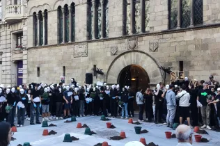 Alumnes de 4t ESO-TQE de Jesuïtes Lleida Col·legi Claver participant en el flashmob d'Arrels Sant Ignasi