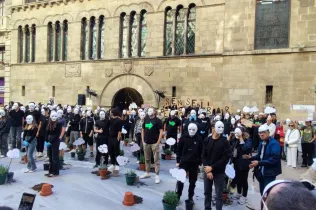 Alumnes de 4t ESO-TQE de Jesuïtes Lleida Col·legi Claver participant en el flashmob d'Arrels Sant Ignasi