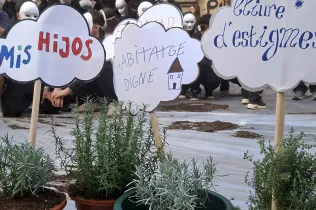 Alumnes de 4t ESO-TQE de Jesuïtes Lleida Col·legi Claver participant en el flashmob d'Arrels Sant Ignasi