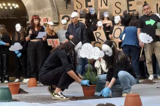 Alumnes de 4t ESO-TQE de Jesuïtes Lleida Col·legi Claver participant en el flashmob d'Arrels Sant Ignasi