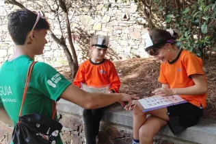 Alumnat de 4t primària gaudeix al Parc de les Planes de l'Hospitalet amb els companys de GUIA d'FP