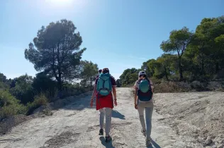 Alumnes de Batxillerat i de 4t ESO-TQE de Jesuïtes Lleida Col·legi Claver durant la seva sortida a Montroig i la Cova del Lladre en el marc del projecte CIM (Claver i Muntanya).