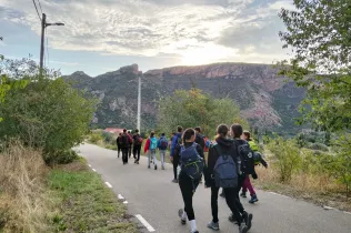 Alumnes de Batxillerat i de 4t ESO-TQE de Jesuïtes Lleida Col·legi Claver durant la seva sortida a Montroig i la Cova del Lladre en el marc del projecte CIM (Claver i Muntanya).