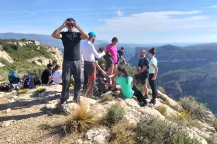 Alumnes de Batxillerat i de 4t ESO-TQE de Jesuïtes Lleida Col·legi Claver durant la seva sortida a Montroig i la Cova del Lladre en el marc del projecte CIM (Claver i Muntanya).