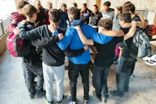 Alumnes de Batxillerat i de 4t ESO-TQE de Jesuïtes Lleida Col·legi Claver durant la seva sortida a Montroig i la Cova del Lladre en el marc del projecte CIM (Claver i Muntanya).