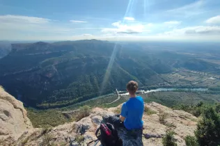 Alumnes de Batxillerat i de 4t ESO-TQE de Jesuïtes Lleida Col·legi Claver durant la seva sortida a Montroig i la Cova del Lladre en el marc del projecte CIM (Claver i Muntanya).