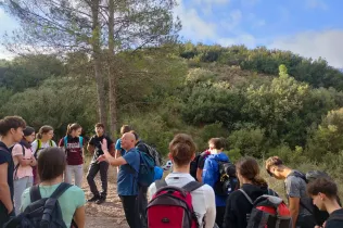 Alumnes de Batxillerat i de 4t ESO-TQE de Jesuïtes Lleida Col·legi Claver durant la seva sortida a Montroig i la Cova del Lladre en el marc del projecte CIM (Claver i Muntanya).