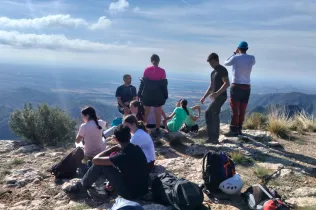 Alumnes de Batxillerat i de 4t ESO-TQE de Jesuïtes Lleida Col·legi Claver durant la seva sortida a Montroig i la Cova del Lladre en el marc del projecte CIM (Claver i Muntanya).