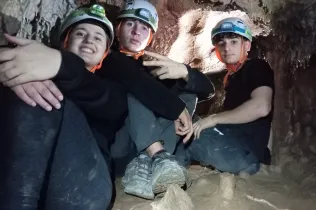 Alumnes de Batxillerat i de 4t ESO-TQE de Jesuïtes Lleida Col·legi Claver durant la seva sortida a Montroig i la Cova del Lladre en el marc del projecte CIM (Claver i Muntanya).