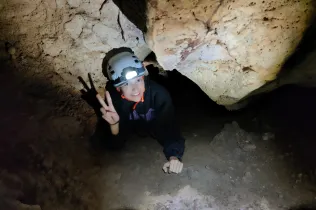 Alumnes de Batxillerat i de 4t ESO-TQE de Jesuïtes Lleida Col·legi Claver durant la seva sortida a Montroig i la Cova del Lladre en el marc del projecte CIM (Claver i Muntanya).