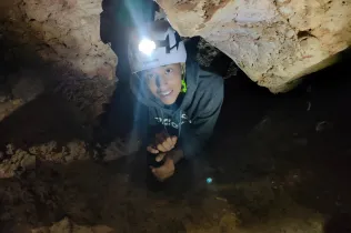 Alumnes de Batxillerat i de 4t ESO-TQE de Jesuïtes Lleida Col·legi Claver durant la seva sortida a Montroig i la Cova del Lladre en el marc del projecte CIM (Claver i Muntanya).