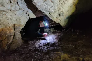 Alumnes de Batxillerat i de 4t ESO-TQE de Jesuïtes Lleida Col·legi Claver durant la seva sortida a Montroig i la Cova del Lladre en el marc del projecte CIM (Claver i Muntanya).