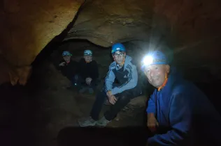 Alumnes de Batxillerat i de 4t ESO-TQE de Jesuïtes Lleida Col·legi Claver durant la seva sortida a Montroig i la Cova del Lladre en el marc del projecte CIM (Claver i Muntanya).