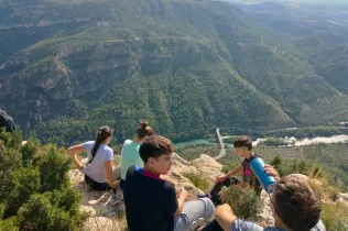 Alumnes de Batxillerat i de 4t ESO-TQE de Jesuïtes Lleida Col·legi Claver durant la seva sortida a Montroig i la Cova del Lladre en el marc del projecte CIM (Claver i Muntanya).