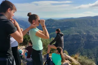 Alumnes de Batxillerat i de 4t ESO-TQE de Jesuïtes Lleida Col·legi Claver durant la seva sortida a Montroig i la Cova del Lladre en el marc del projecte CIM (Claver i Muntanya).