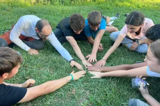Alumnes de Batxillerat i de 4t ESO-TQE de Jesuïtes Lleida Col·legi Claver durant la seva sortida a Montroig i la Cova del Lladre en el marc del projecte CIM (Claver i Muntanya).