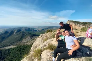 Alumnes de Batxillerat i de 4t ESO-TQE de Jesuïtes Lleida Col·legi Claver durant la seva sortida a Montroig i la Cova del Lladre en el marc del projecte CIM (Claver i Muntanya).