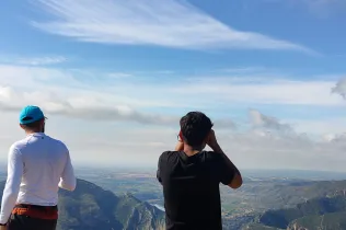 Alumnes de Batxillerat i de 4t ESO-TQE de Jesuïtes Lleida Col·legi Claver durant la seva sortida a Montroig i la Cova del Lladre en el marc del projecte CIM (Claver i Muntanya).