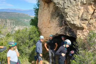 Alumnes de Batxillerat i de 4t ESO-TQE de Jesuïtes Lleida Col·legi Claver durant la seva sortida a Montroig i la Cova del Lladre en el marc del projecte CIM (Claver i Muntanya).