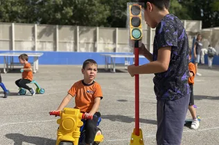 Activitat destacada d'educació viària entre alumnat de 6è i infants del MOPI