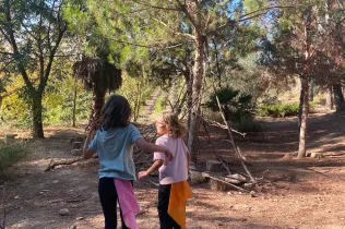 Sessió de bosc de l'alumnat de la PIN (Primària Inicial) en el marc del projecte Claver Natura