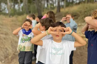Sessió de bosc de l'alumnat de la PIN (Primària Inicial) en el marc del projecte Claver Natura