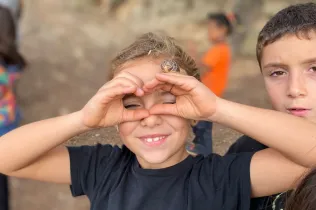 Sessió de bosc de l'alumnat de la PIN (Primària Inicial) en el marc del projecte Claver Natura