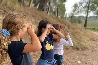 Sessió de bosc de l'alumnat de la PIN (Primària Inicial) en el marc del projecte Claver Natura