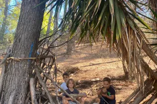 Sessió de bosc de l'alumnat de la PIN (Primària Inicial) en el marc del projecte Claver Natura