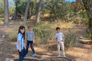 Sessió de bosc de l'alumnat de la PIN (Primària Inicial) en el marc del projecte Claver Natura