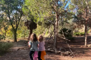 Sessió de bosc de l'alumnat de la PIN (Primària Inicial) en el marc del projecte Claver Natura