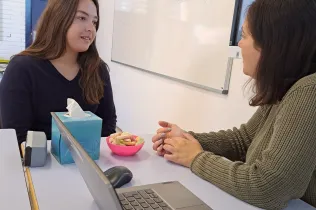 Els tutors i tutores s'entrevisten individualment amb els joves