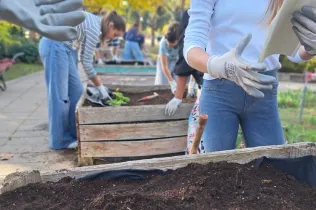 Alumnes de 1r ESO-NEI de Jesuïtes Lleida Col·legi Claver treballont l'hort en el marc de la matèria EcoLab