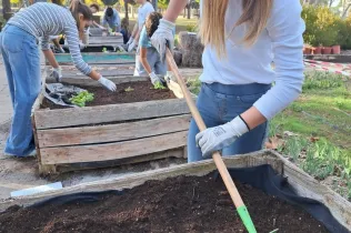 Alumnes de 1r ESO-NEI de Jesuïtes Lleida Col·legi Claver treballont l'hort en el marc de la matèria EcoLab