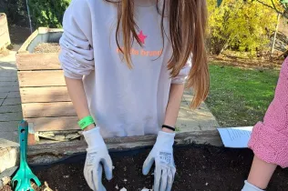 Alumnes de 1r ESO-NEI de Jesuïtes Lleida Col·legi Claver treballont l'hort en el marc de la matèria EcoLab