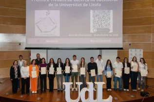 Alumnat premiat en la XXIIa edició dels Premis als Treballs de Recerca de la UdL. Foto de @udlsiau