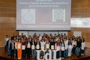 Alumnat premiat, mencions i tutors i tutores dels treballs premiats en la XXIIa edició dels Premis als Treballs de Recerca de la UdL. Foto de @udlsiau