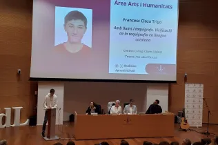 Francesc Closa Trigo, exalumne de Jesuites Lleida, recollint el primer premi de la UDL als Treballs de recerca de Batxillerat