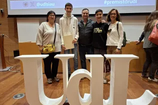 Francesc Closa Trigo, exalumne de Jesuites Lleida, amb la seva tutora de TdR i la seva família a l'entrega de premis de la UDL