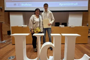 Francesc Closa Trigo, exalumne de Jesuites Lleida, amb la seva tutora de TdR, Ana Labat, amb el 1r premi de la UDL