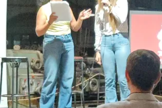 Martina Sabaté, guanyadora pel seu treball de recerca als Matchfunding dels premis Reexim L'OESST de Tàrrega, recollint el seu premi.