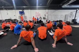 Alumnat d’EAS Bellvitge entrenant al box de CrossFit Travessia.